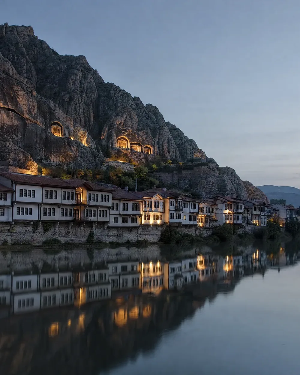 Akşam ışığında Yeşilırmak kıyısındaki tarihi Amasya evleri