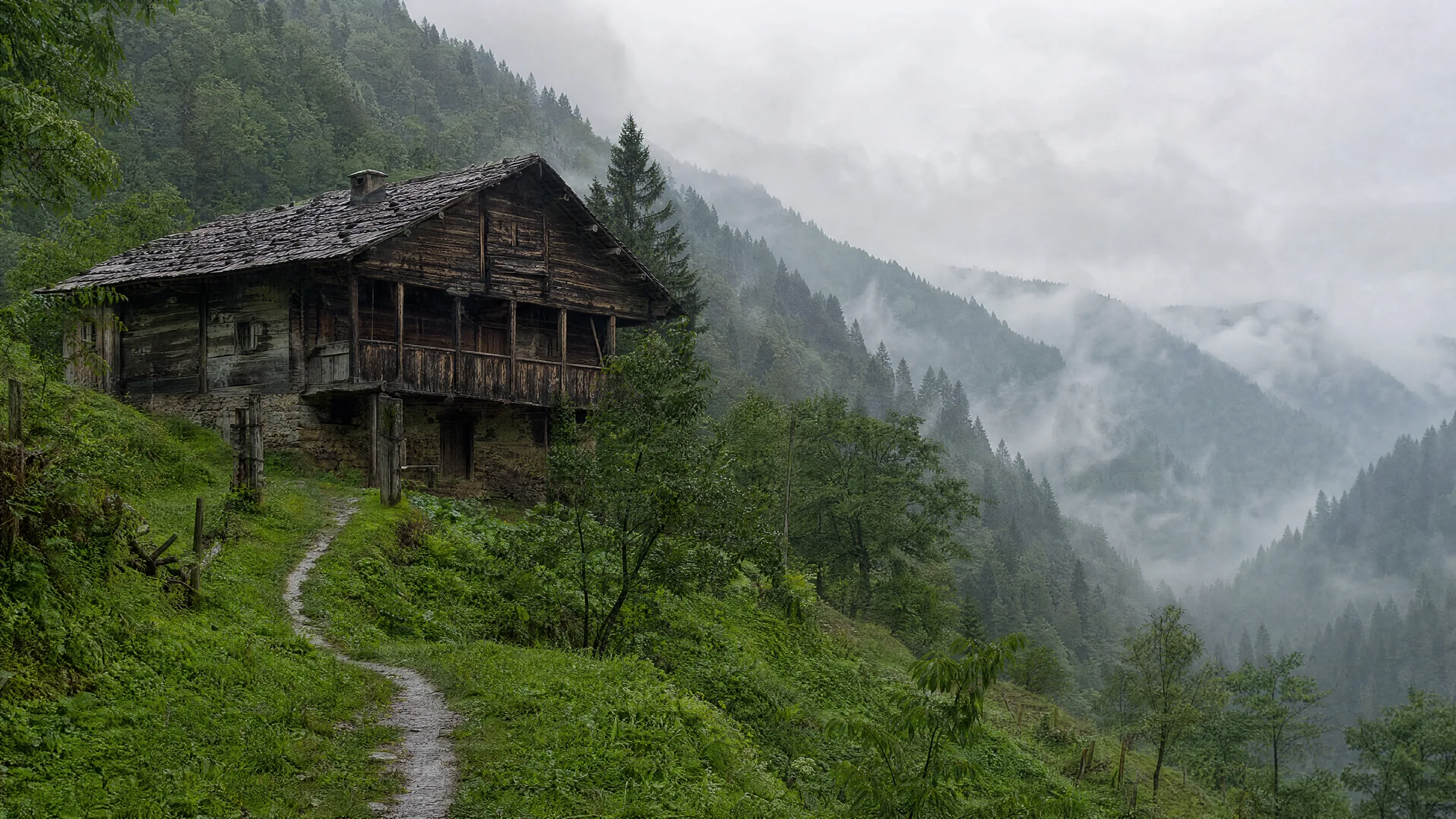 Sisli dağ yamacında eski ahşap yayla evi