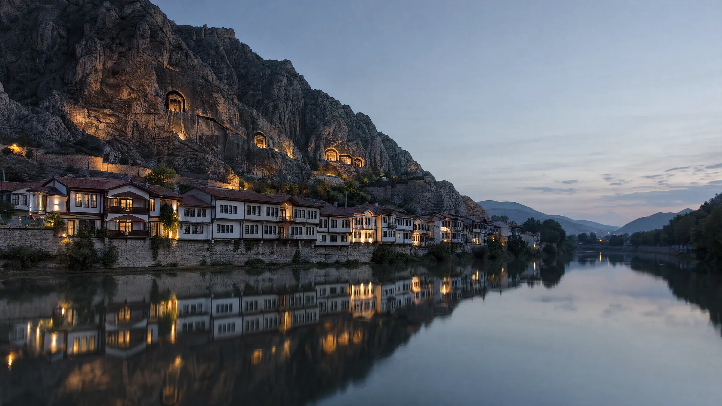 Akşam ışığında Yeşilırmak kıyısındaki tarihi Amasya evleri