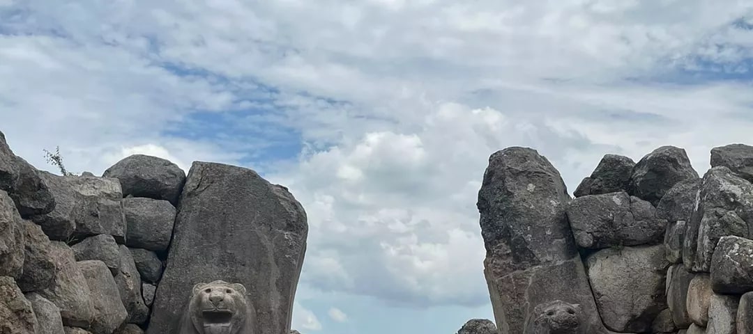 Hattuşa Aslanlı Kapı’nın taş blokları ve aslan kabartmaları