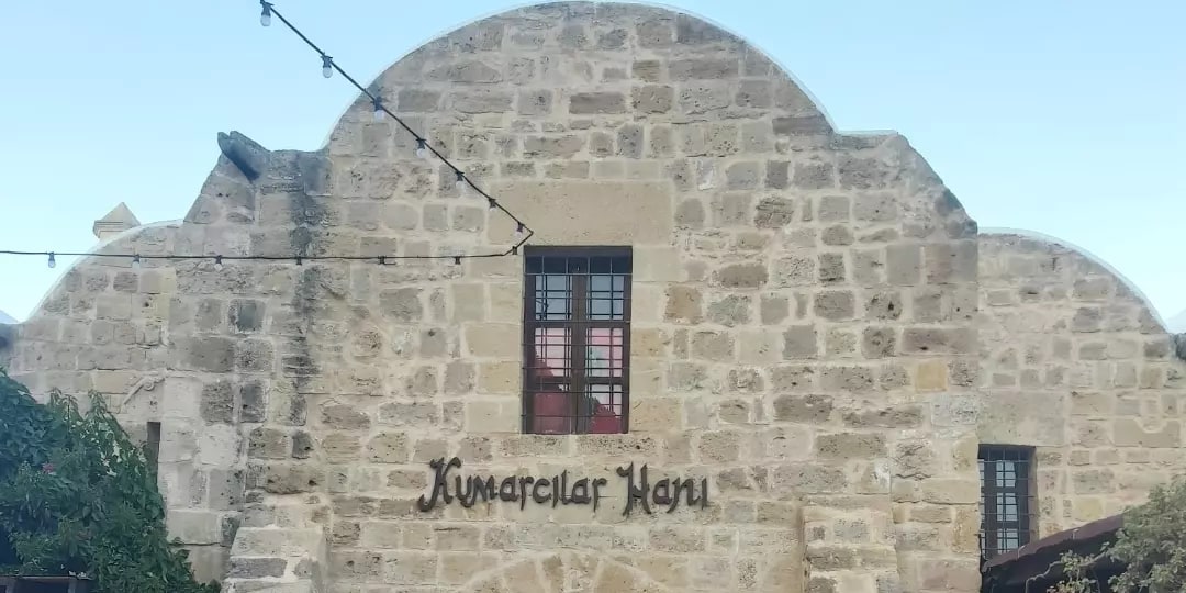 Lefkoşa Kumarcılar Hanı’nın açık renk taş cephesi ve kemerli girişi