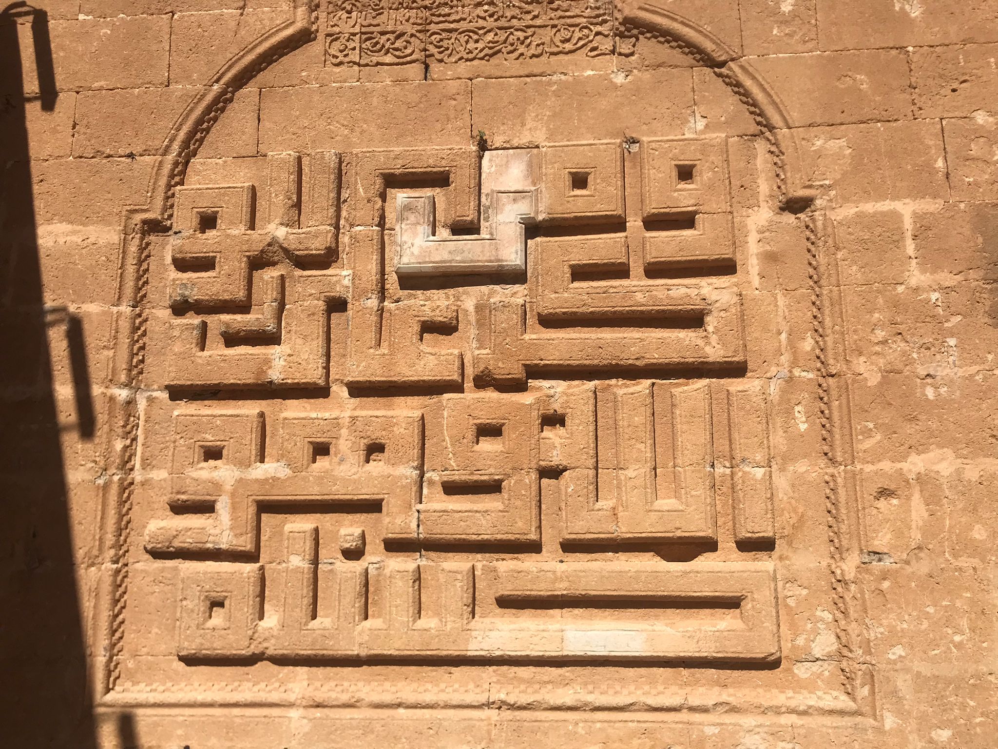 Taş yüzey üzerindeki geometrik iz ve kabartma ayrıntısı